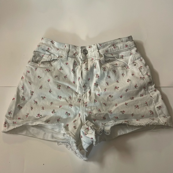 Cute white and floral shorts - Picture 1 of 2